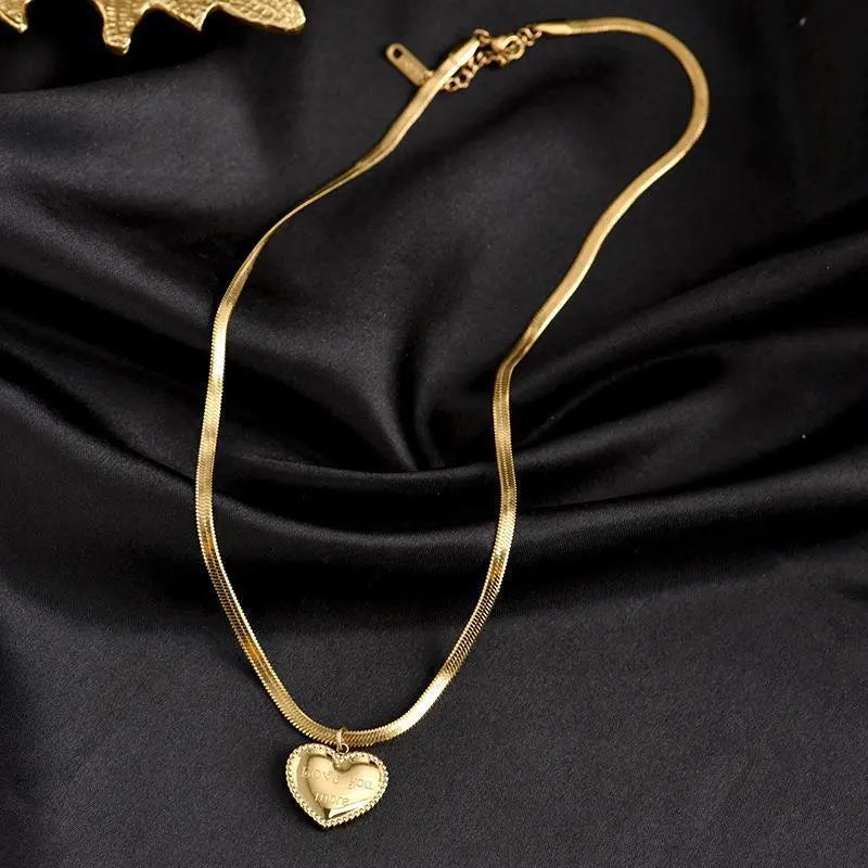 Collar Dorado con Corazón Luccia